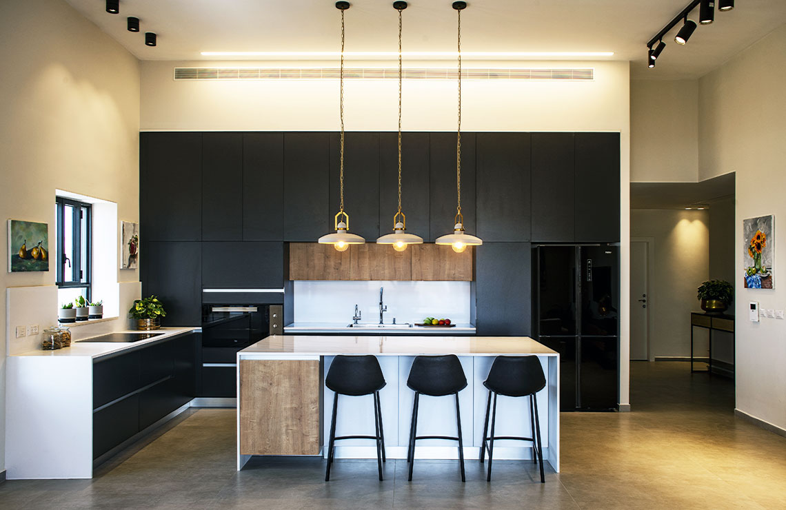 דירה במודיעין מבט למטבח בצבע שחור